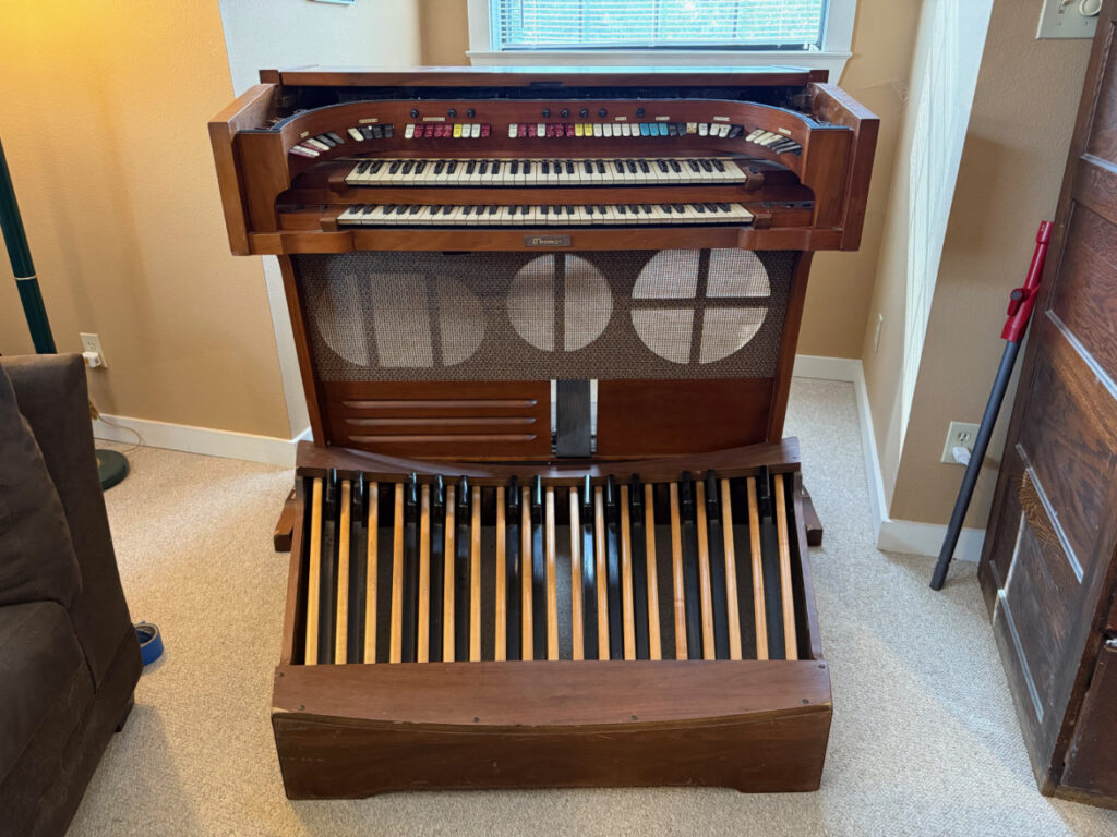 photo of the Pedals married to Virtual Pipe Organ console
